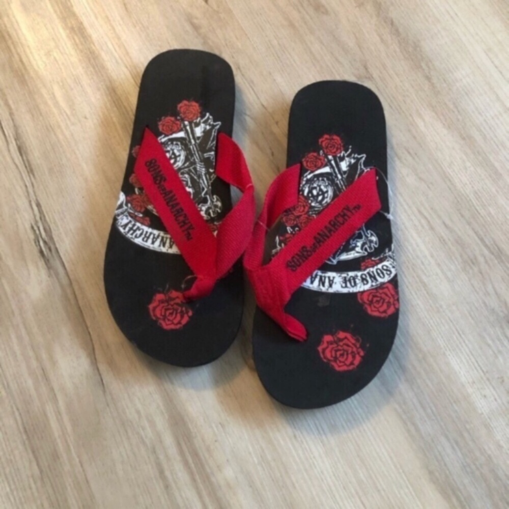 BNWT Sons of Anarchy Black and Red Skull Flip Flops